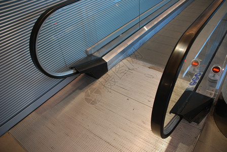 建造城市的商业在国际机场移动扶梯车的自升降机背景