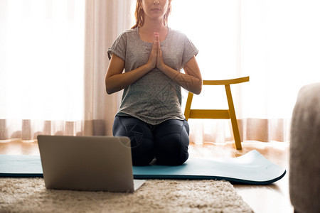 击一名在家做瑜伽的妇女放松一种锻炼图片