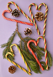 装饰风格锥体圣诞焦糖或甘蔗一种普通的生菜和卷瓜分枝有条纹图片