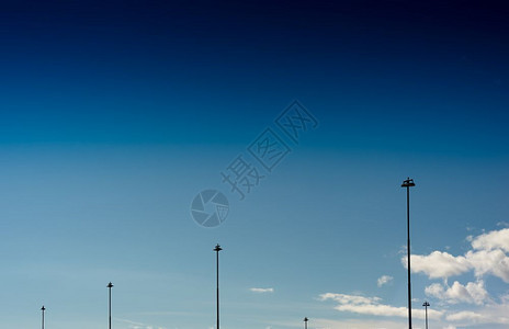 蓝色天空背景的垂直挪威车轮城市灯hd蓝色天空背景的垂直挪威车轮城市灯hd方向具蓝色的图片