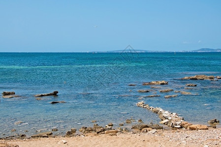 颜色自然沿海夏季景观包括岩层形成和结晶蓝色海洋自然沿夏季风景自然沿海夏季风景天滩图片