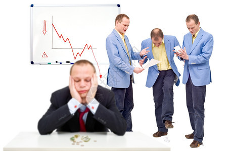 坏的三名不快乐员工愤怒他们的无证老板在白面前显示一个负图表代企业在金融危机中的状态笑声这代表着企业在金融危机中的状况经济破产图片