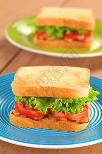 生菜和番茄的三明治图片