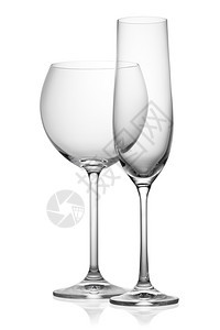 垂直的两个空葡萄酒玻璃杯孤立在白色背景上用具的图片