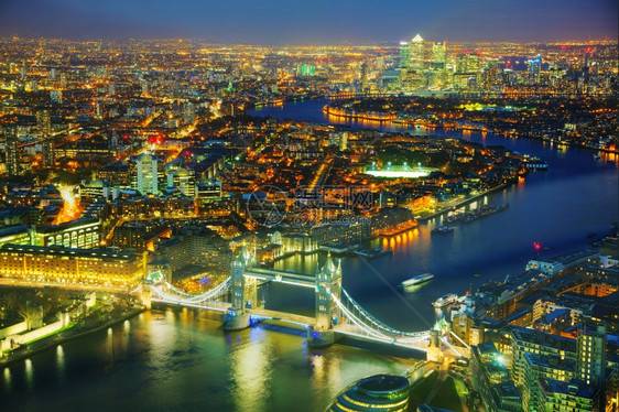 金融的伦敦市空中环景夜幕与塔桥连通水概述图片