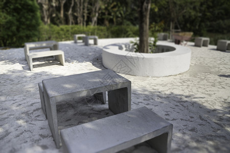 灵感户外花园的现代混凝土风格家具库存照片舒适桌子图片