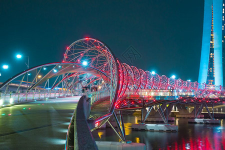 结构体新加坡晚上的海利克斯桥在新加坡夜间旅行新加坡夜晚的旅行地标亚洲水图片