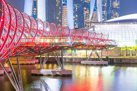 发光的新加坡晚上海利克斯桥在新加坡夜间旅行新加坡夜晚的旅行地标目码头图片