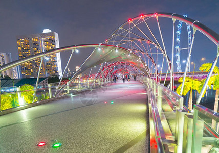 新加坡晚上的海利克斯桥在新加坡夜间旅行新加坡夜晚的旅行地标天空结构体水图片