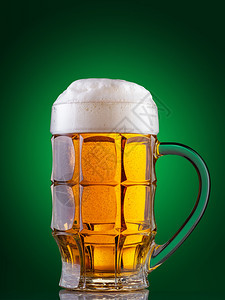 气泡金的绿色背景上带泡沫的多面淡啤酒杯绿色背景上带泡沫的多面淡啤酒杯吧图片