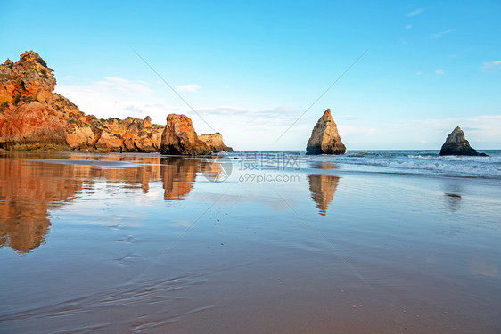 多岩石的特雷斯日落时分葡萄牙阿尔加维沃的PraiaTresIrmaos海景图片