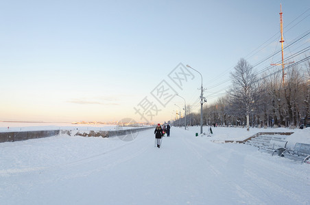 长椅俄罗斯阿尔汉盖克北部德维纳的雪覆盖堤岸步行河图片