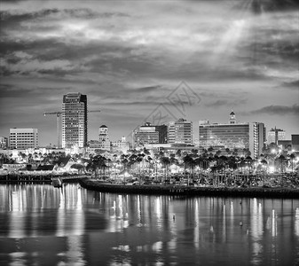黄昏圣地亚哥从城市港口查看反射建筑学海滨图片