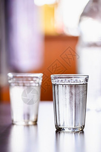 表上含凝结液的淡水玻璃杯桌子oopicapi纯度图片