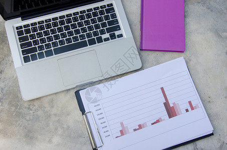 工作簿计算机膝上型电脑商业文件和工作手册粉红色办公室多于背景图片