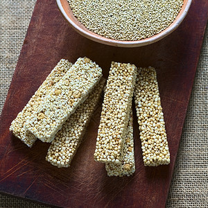 藜麦奎诺阿片棒头部镜其中一张与蜂蜜相配另一张与amaranth混在一起木板上有碗原白quinoa和一碗生白quinoa在木板上用图片
