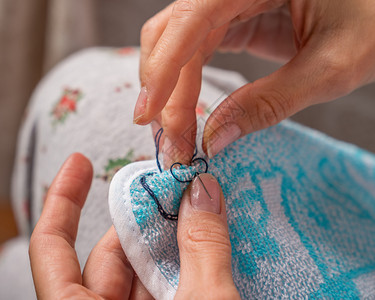 制造业工匠掌握妇女缝合衣服手裁制衣图片
