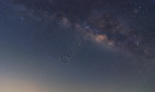 夜晚天空中的银河星空背景图片