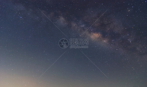 夜晚天空中的银河星空图片