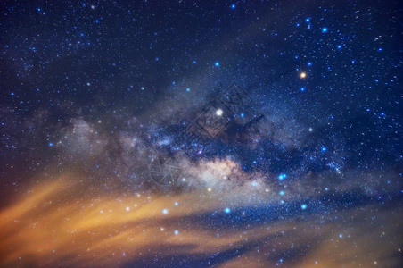 夜晚天空中的银河星空图片