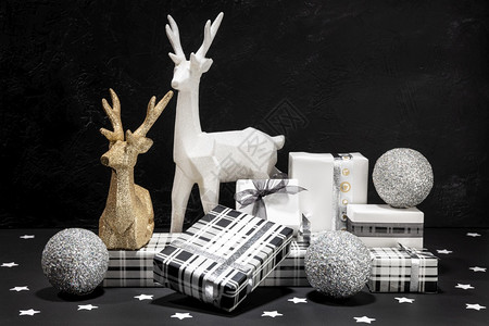银寒冷的装饰圣诞和礼品盒黑底圣诞节概念的黑色背景组圣诞装饰和礼品盒图片