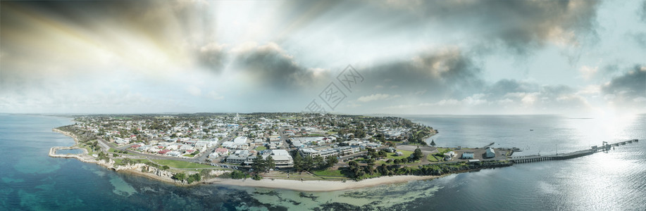 蓝色的南澳大利亚Kangaroo岛金斯科特市景和海岸线空中观察豹多于图片