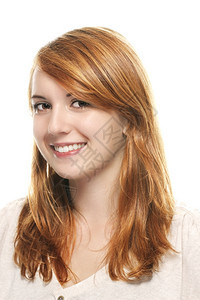 年轻的一位笑着红发女人肖像一个年轻笑着的红发白人背景女画像充满活力微笑图片