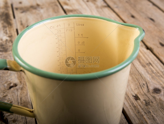 水壶优质的古老典计量罐用浅聚焦于木制桌板上的古旧颜色测量宣传册图片