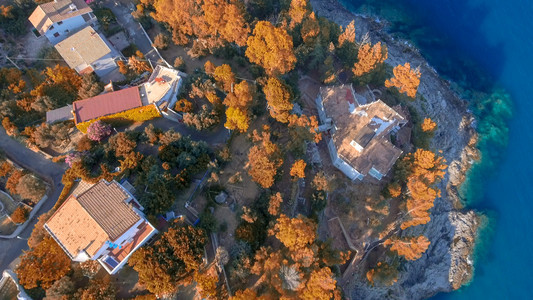 在海上的一个山丘家园空中高观测景海岸图片