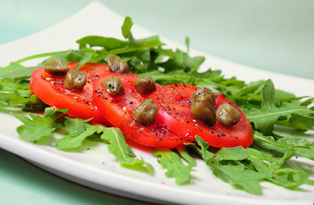 营养开胃菜沙律配有新鲜西红柿披风和花粉产品图片
