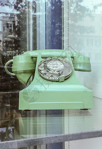 老的称呼旧古董电话通信概念用磁盘装有电话的老旧通信概念Phonewithmedal1970年代图片