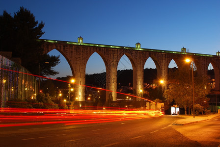 夜晚葡萄牙的城市景象图片
