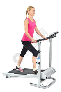 年轻女子在跑步机上白种背景做运动快乐的烧伤心血管图片