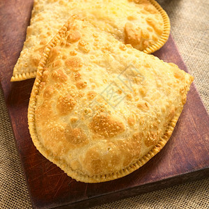 重点典型的美国人传统玻利维亚面粉是盛满奶酪的深炸糕点是一种流行的街头零食以自然光拍制有选择地聚焦关注下半部分的面粉图片