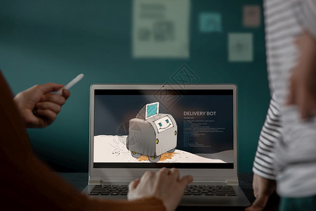 共同合作概念小型创业企团队工作笔记本电脑提供机器人项目产品设计师在屏幕上展示的作品设计者货物团队合作信使图片