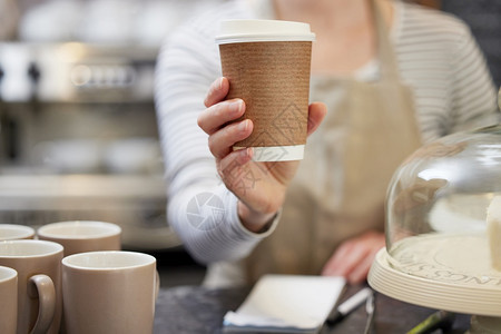 购物可持续纸杯中咖啡馆女职工近距离贴女工人喝服务图片