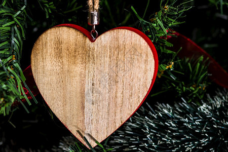 目的心形圣诞装饰品挂在树上冬天庆祝图片