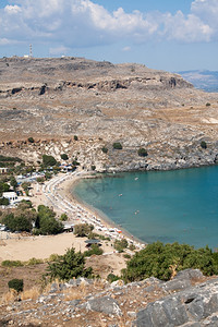 位于希腊爱琴海多德卡尼群岛之一罗得的林多斯主要海滩上岸线希腊语十二指肠图片