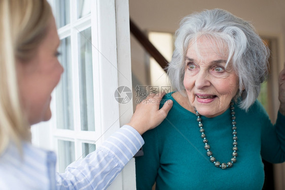 老年女邻居妇检查情况年长女邻居慈善机构社区福利图片