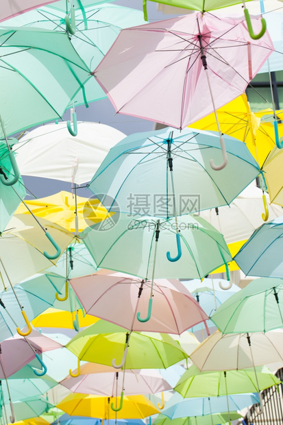 外部多彩雨伞太阳挂着相同大小的多彩样艺术图片