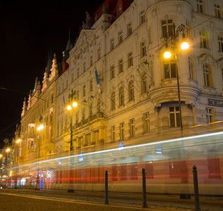 城市景观布拉格街之夜桥哥特图片