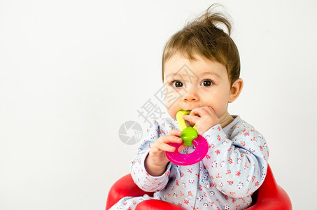 可爱的女婴在咬着安抚奶嘴图片