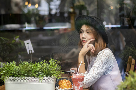 饮料快乐的咖啡馆中肖像亚洲妇女热图片