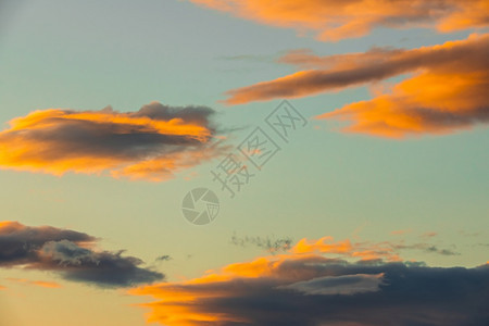 美丽日落天空中奇云彩色的光日落天空中的奇云景观夏图片