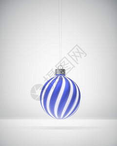 Matt蓝色和白条纹圣诞装饰品挂在白色背景的衣上Diffused灯光圣诞节装饰庆气氛概念电灯泡阴影象征图片