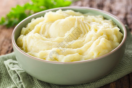 营养碗中新鲜自制奶油马铃薯泥有选择的焦点重三分之一放在马铃薯清菜新鲜奶油马铃薯泥上土豆新鲜的图片