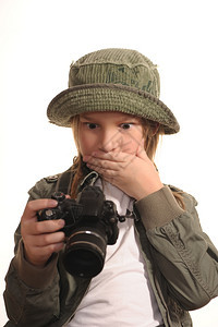 青年拥有SLR式数码相机的年轻女孩肖像摄影师图片