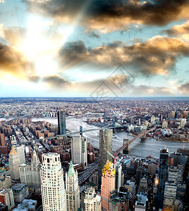地标昆斯伯勒布鲁克林曼哈顿和威廉斯堡大桥日落美国纽约市令人惊叹的空中景象可见图片