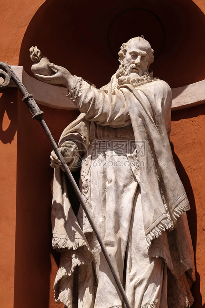 结石意大利圣巴拉斯教堂入口处圣巴纳斯雕像著名的图片
