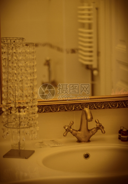 内部的镜子屋在优雅卫生间回溯效果中洗浴盆垂直视图图片